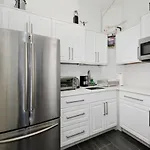Magnificent 2 Bd 1 Bedroom At Mid West
