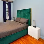 Magnificent 2 Bd 1 Bedroom At Mid West